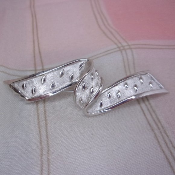 Trifari Silver Textured Ribbon Brooch - Picture 1 of 5